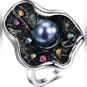 Flower-Shaped Statement Ring with Black Petals and Grey Faux Pearl
